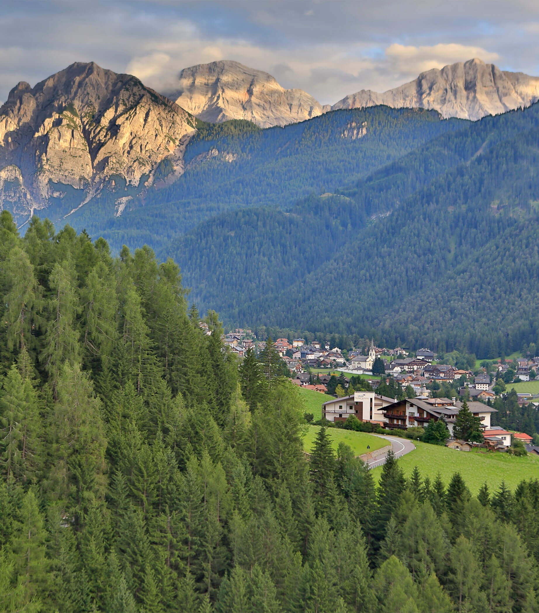 Blick auf die Berge und St. Vigil