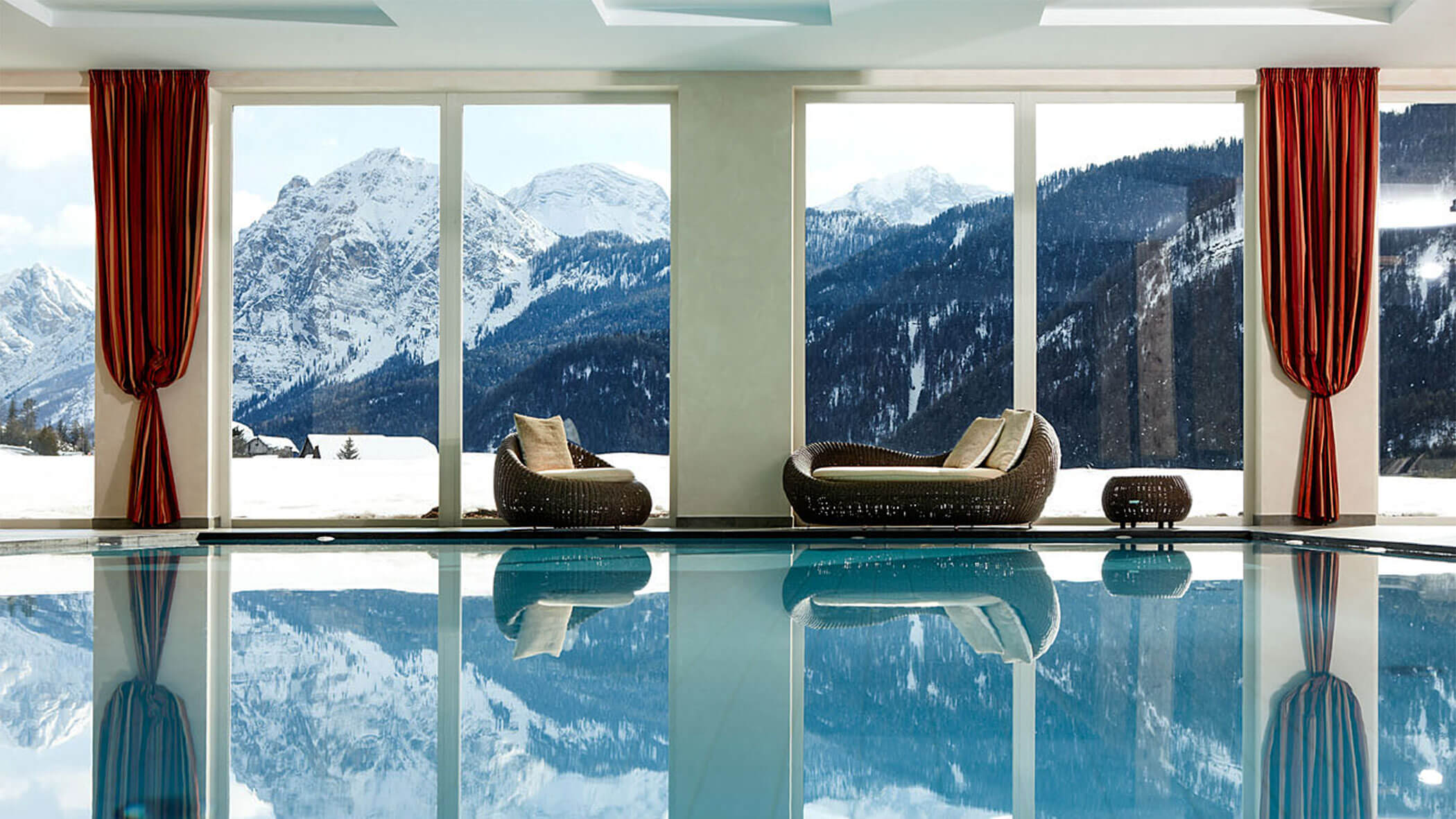 Blick vom Pool auf die Winterlandschaft
